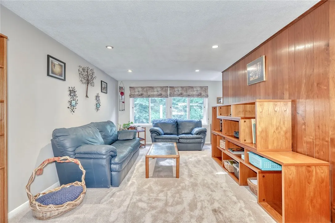 68 Kensington Court, Greece, New York 14612, Greece, New York 14612, 3 Bedrooms Bedrooms, 7 Rooms Rooms,2 BathroomsBathrooms,Residential,For Sale,68 Kensington Court, Greece, New York 14612,0,R1634964