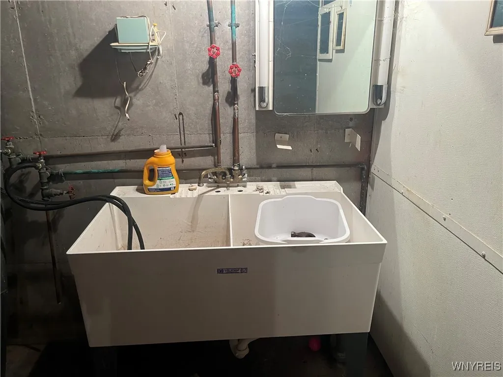 3512 Westwood Drive, Niagara Falls, New York 14305, Niagara Falls, New York 14305, 3 Bedrooms Bedrooms, 5 Rooms Rooms,1 BathroomBathrooms,Residential,For Sale,3512 Westwood Drive, Niagara Falls, New York 14305,0,B1638401