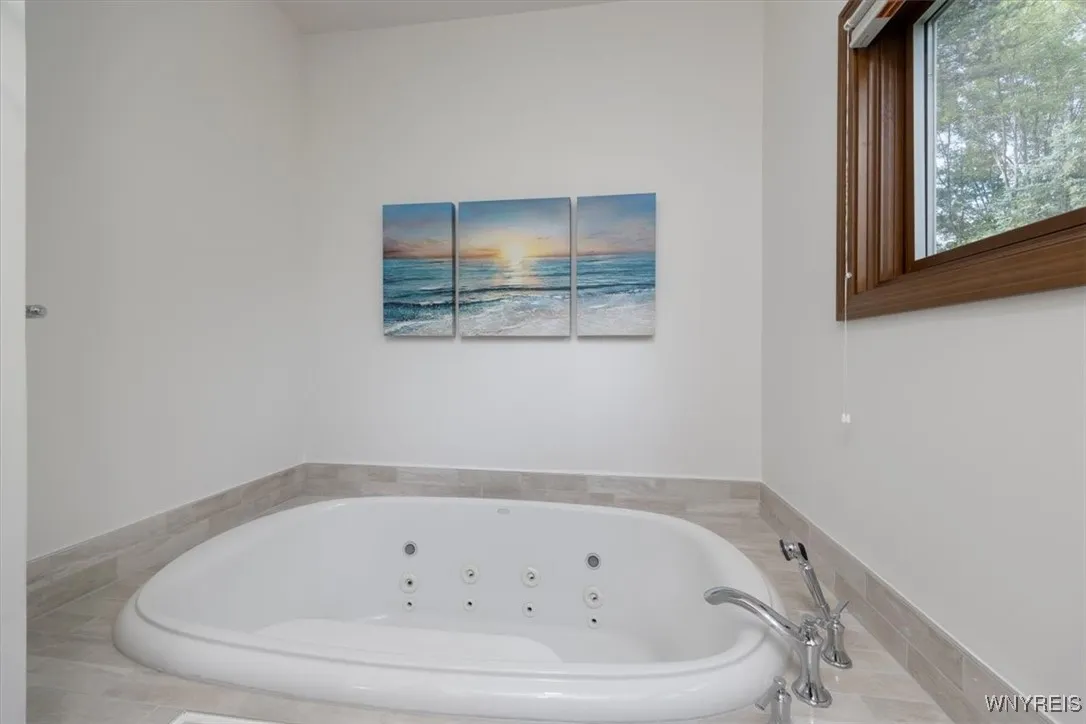 1ST FLOOR PRIMARY EN-SUITE BATH