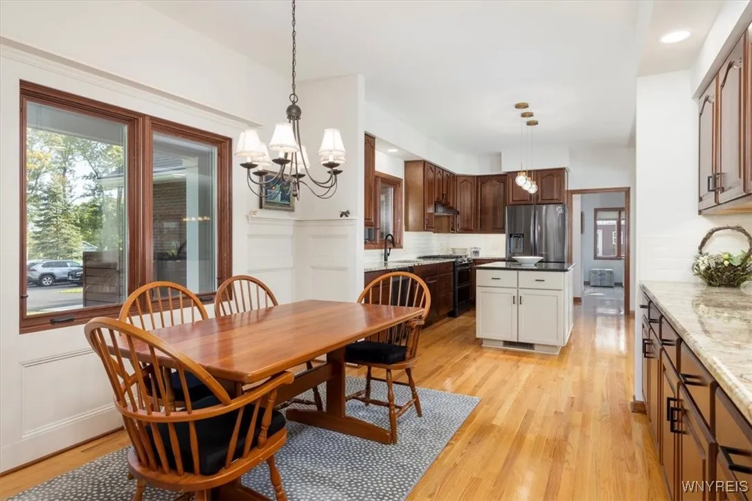 KITCHEN EATING AREA