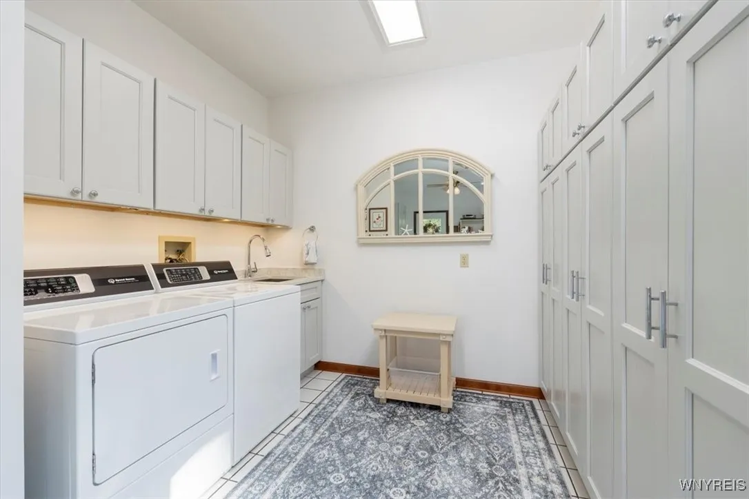 PANTRY/COFFEE BAR/LAUNDRY ROOM
