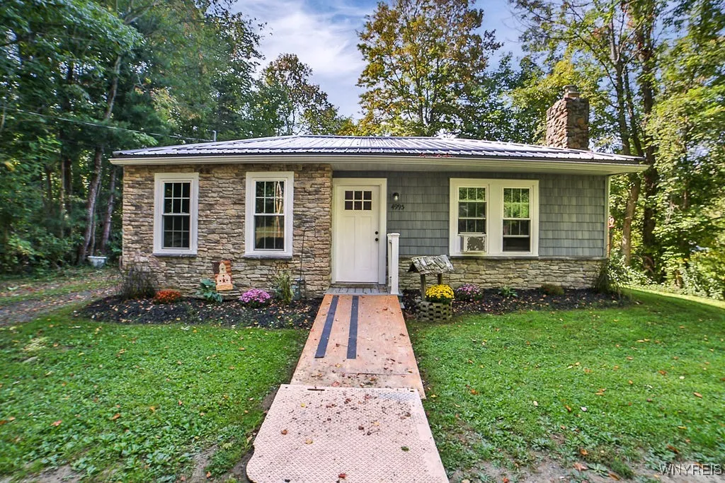 4995 Newton Road, Hamburg, New York 14075, Hamburg, New York 14075, 2 Bedrooms Bedrooms, 4 Rooms Rooms,1 BathroomBathrooms,Residential,Closed,4995 Newton Road, Hamburg, New York 14075,0,B1638403