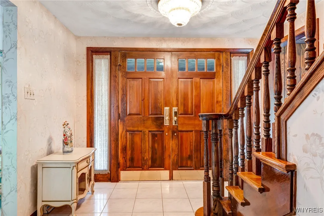859 The Circle Drive, Lewiston, New York 14092, Lewiston, New York 14092, 5 Bedrooms Bedrooms, 13 Rooms Rooms,2 BathroomsBathrooms,Residential,For Sale,859 The Circle Drive, Lewiston, New York 14092,0,B1638558
