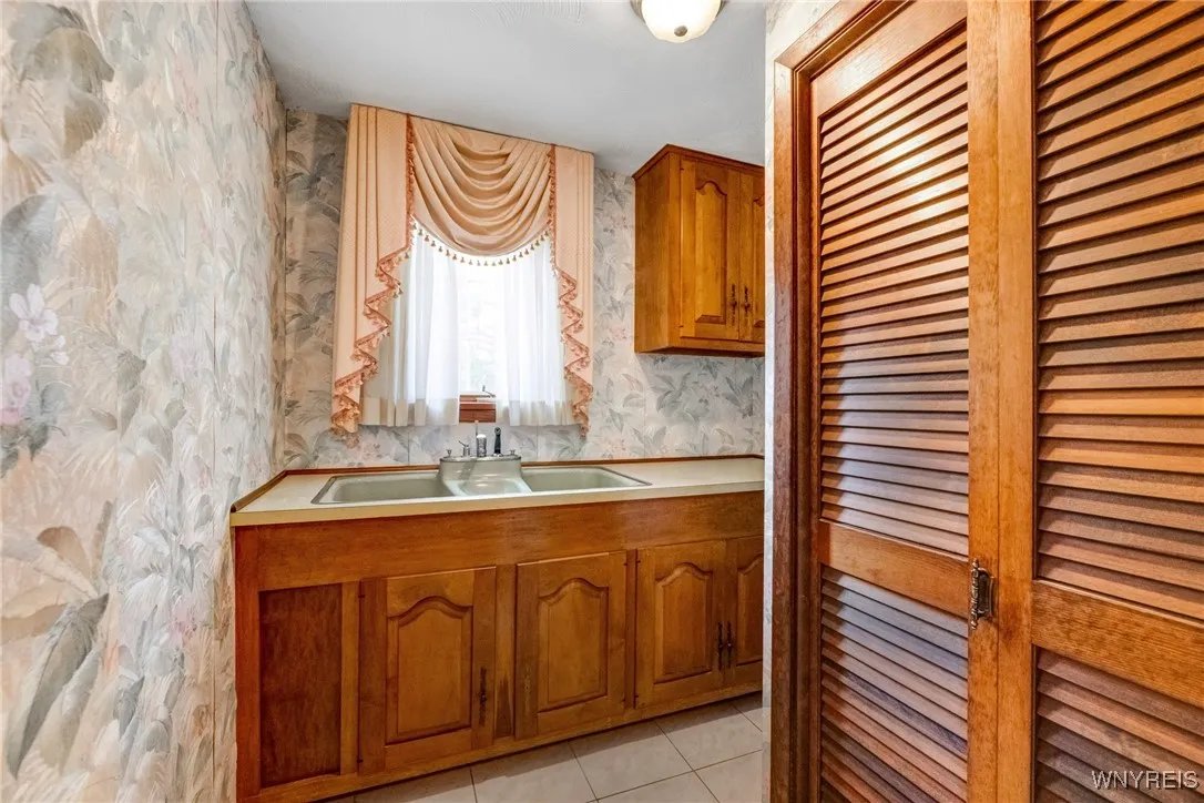 859 The Circle Drive, Lewiston, New York 14092, Lewiston, New York 14092, 5 Bedrooms Bedrooms, 13 Rooms Rooms,2 BathroomsBathrooms,Residential,For Sale,859 The Circle Drive, Lewiston, New York 14092,0,B1638558