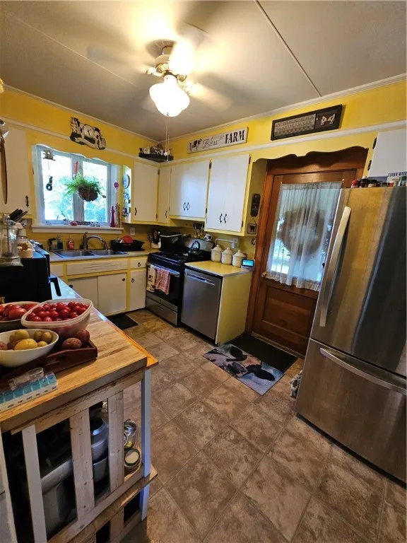 Spacious kitchen, all appliances stay.
