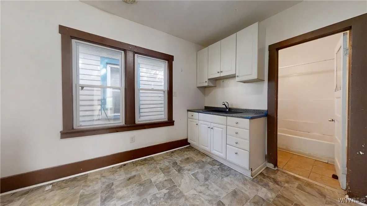 173 Grote Street Upper, Buffalo, New York 14207, Buffalo, New York 14207, 2 Bedrooms Bedrooms, 4 Rooms Rooms,1 BathroomBathrooms,Residential Lease,For Rent,173 Grote Street Upper, Buffalo, New York 14207,0,B1638209