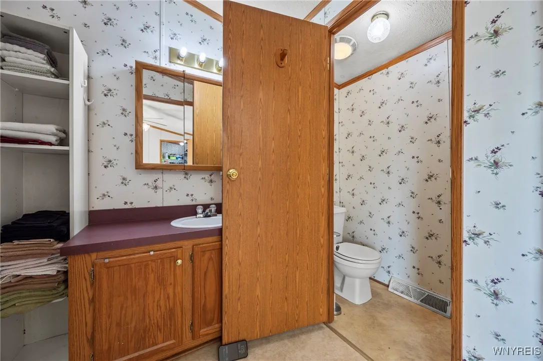 865 Birchwood Avenue, Lockport Town, New York 1409, Lockport Town, New York 14094, 2 Bedrooms Bedrooms, 6 Rooms Rooms,2 BathroomsBathrooms,Residential,For Sale,865 Birchwood Avenue, Lockport Town, New York 1409,0,B1638582