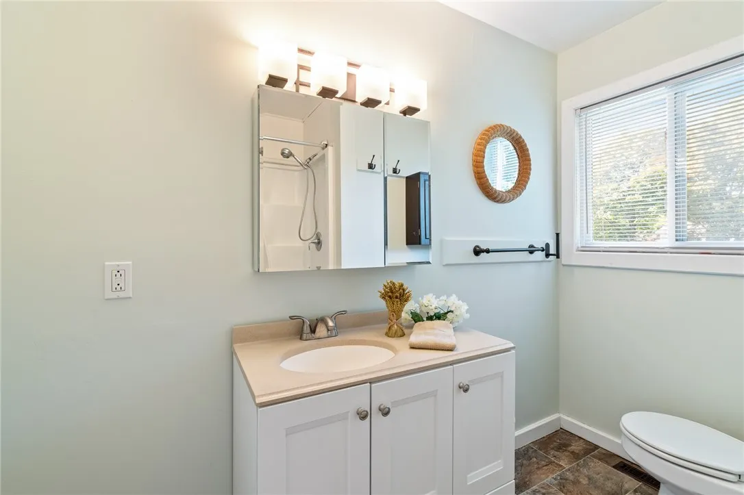 A fresh remodel in the full bath