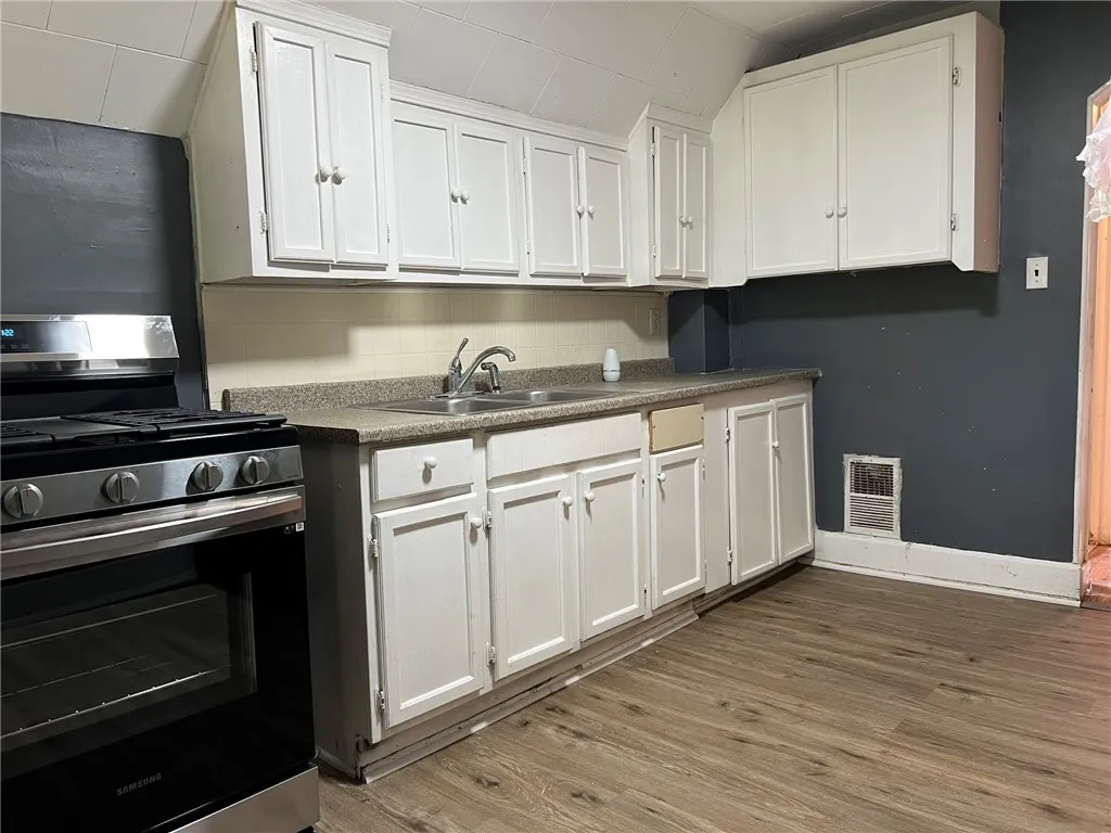 83 Warner Street, Rochester, New York 14606, Rochester, New York 14606, 4 Bedrooms Bedrooms, ,2 BathroomsBathrooms,Residential,For Sale,83 Warner Street, Rochester, New York 14606,0,R1638385