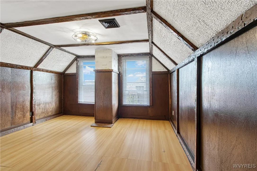 UNIT 5 - 1 BDRM (PHOTOS TAKEN PRIOR TO TENANT MOVING IN 8/2023)