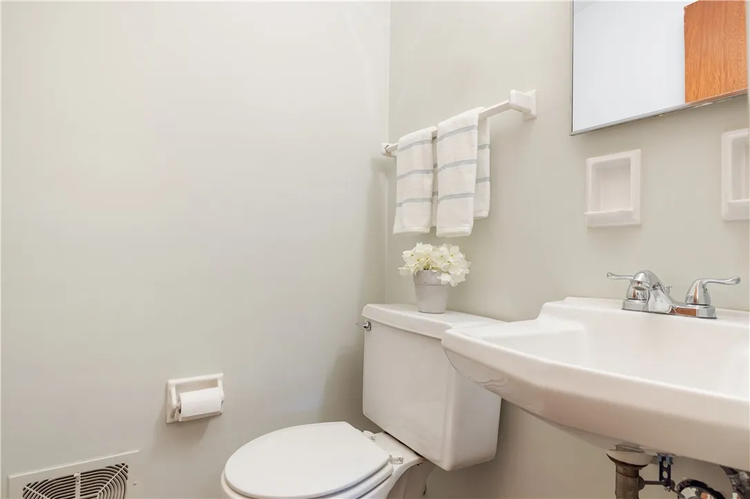 20 Kitty Hawk Dr Drive, Perinton, New York 14534, Perinton, New York 14534, 4 Bedrooms Bedrooms, 7 Rooms Rooms,2 BathroomsBathrooms,Residential,Closed,20 Kitty Hawk Dr Drive, Perinton, New York 14534,0,R1638544