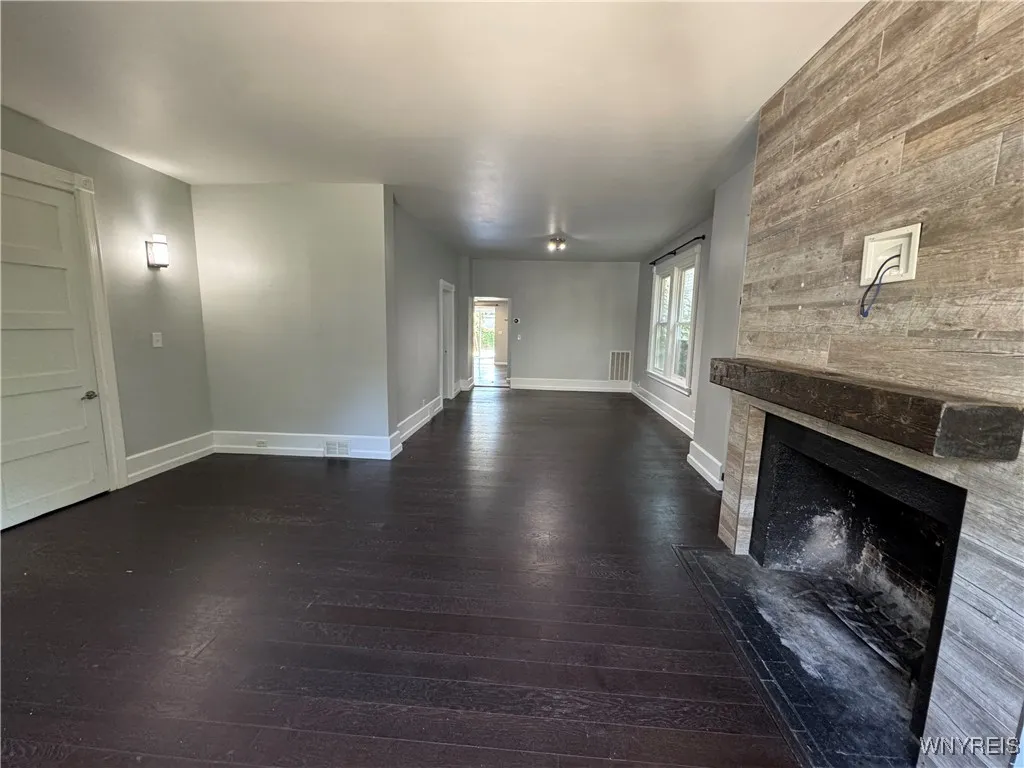 31 Norwood Avenue 1, Buffalo, New York 14222, Buffalo, New York 14222, 2 Bedrooms Bedrooms, 7 Rooms Rooms,2 BathroomsBathrooms,Residential Lease,For Rent,31 Norwood Avenue 1, Buffalo, New York 14222,0,B1637777