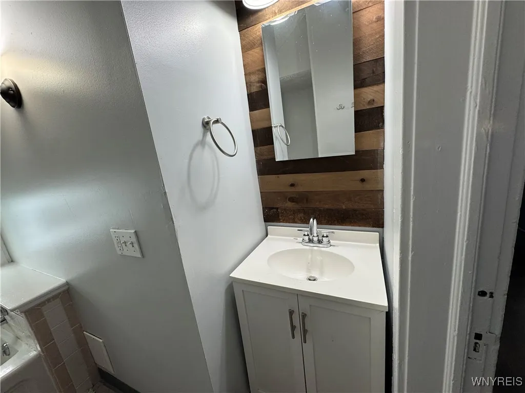 31 Norwood Avenue 1, Buffalo, New York 14222, Buffalo, New York 14222, 2 Bedrooms Bedrooms, 7 Rooms Rooms,2 BathroomsBathrooms,Residential Lease,For Rent,31 Norwood Avenue 1, Buffalo, New York 14222,0,B1637777