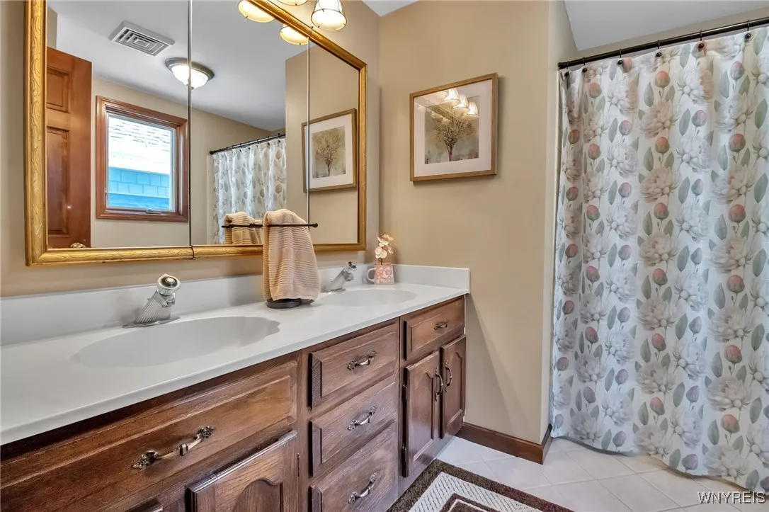 2nd Floor Full Bath