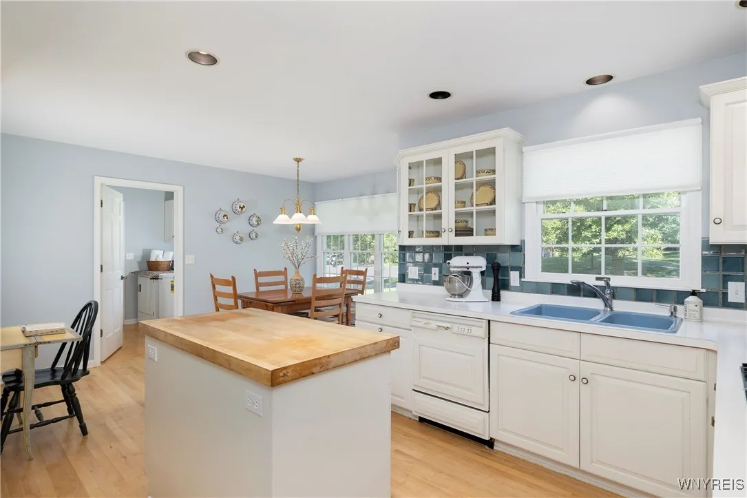 27 Hampton Hill Drive, Amherst, New York 14221, Amherst, New York 14221, 3 Bedrooms Bedrooms, 7 Rooms Rooms,2 BathroomsBathrooms,Residential,For Sale,27 Hampton Hill Drive, Amherst, New York 14221,0,B1638627