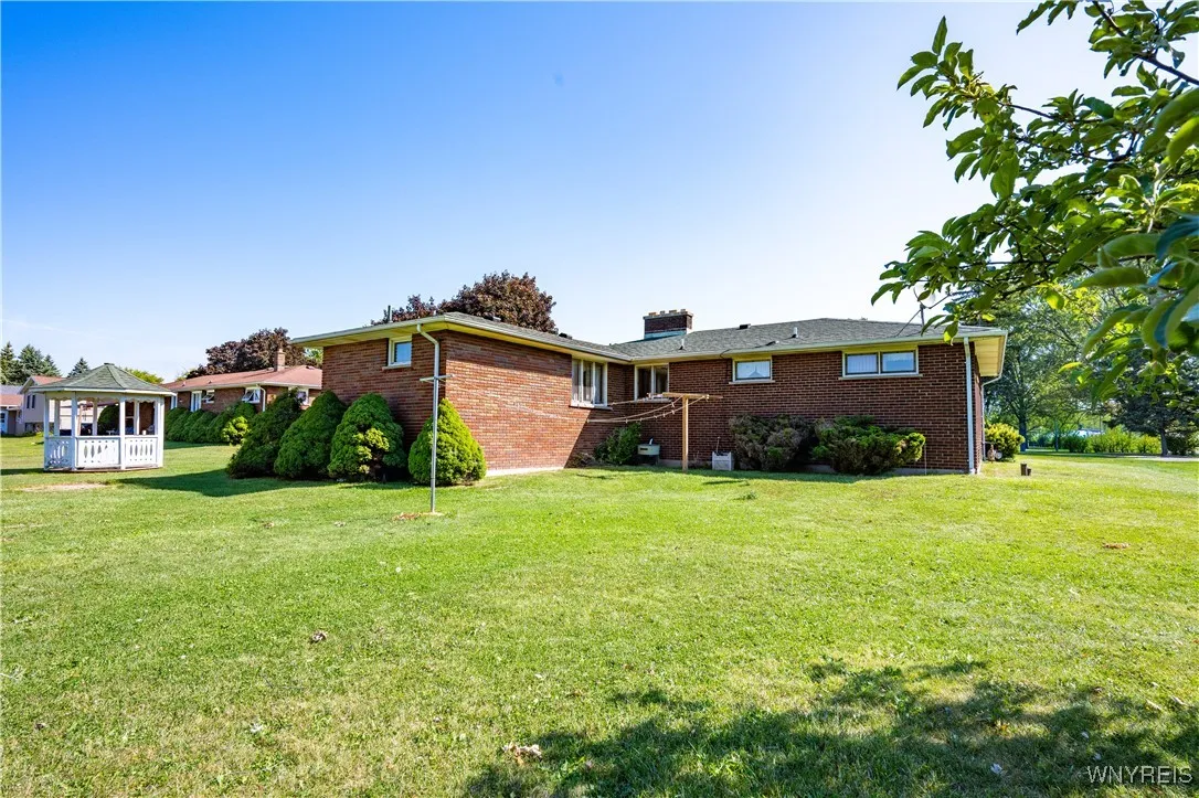 4450 Miller Road, Niagara, New York 14304, Niagara, New York 14304, 3 Bedrooms Bedrooms, 7 Rooms Rooms,1 BathroomBathrooms,Residential,For Sale,4450 Miller Road, Niagara, New York 14304,0,B1637591