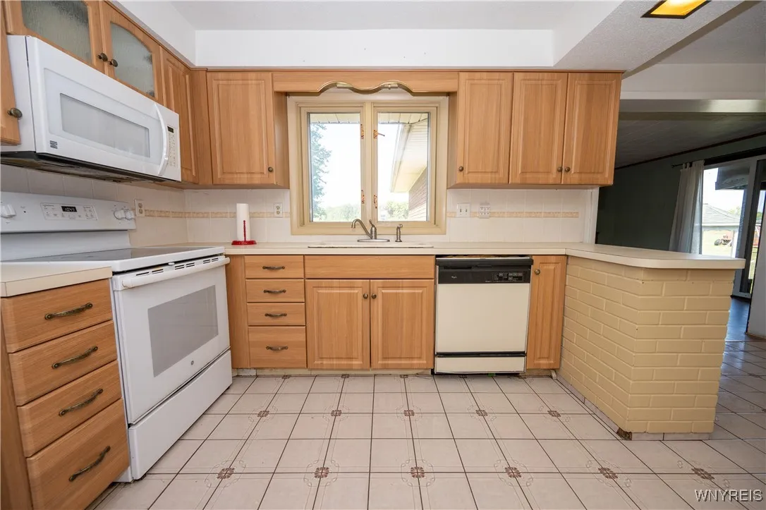 4450 Miller Road, Niagara, New York 14304, Niagara, New York 14304, 3 Bedrooms Bedrooms, 7 Rooms Rooms,1 BathroomBathrooms,Residential,For Sale,4450 Miller Road, Niagara, New York 14304,0,B1637591