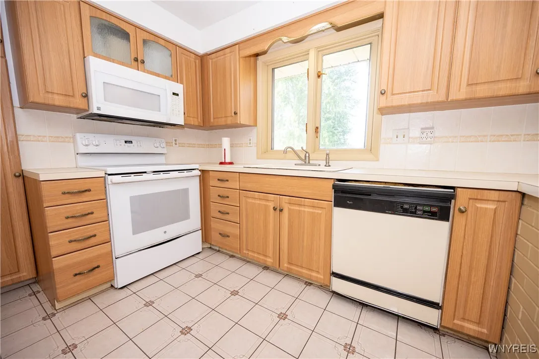 4450 Miller Road, Niagara, New York 14304, Niagara, New York 14304, 3 Bedrooms Bedrooms, 7 Rooms Rooms,1 BathroomBathrooms,Residential,For Sale,4450 Miller Road, Niagara, New York 14304,0,B1637591