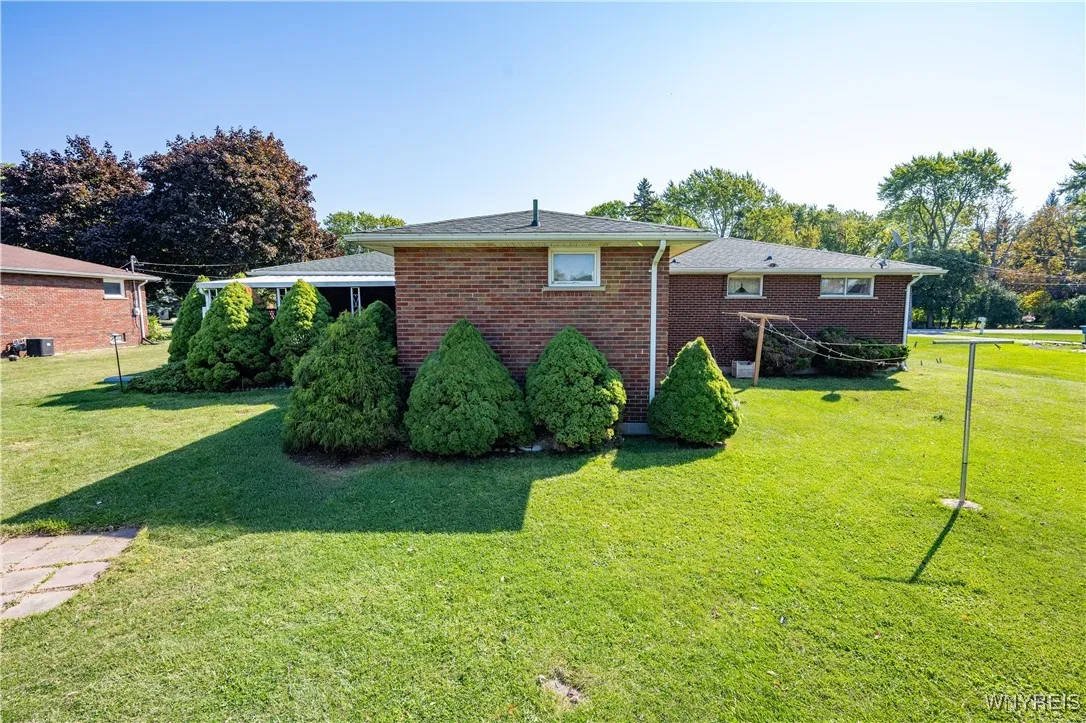 4450 Miller Road, Niagara, New York 14304, Niagara, New York 14304, 3 Bedrooms Bedrooms, 7 Rooms Rooms,1 BathroomBathrooms,Residential,For Sale,4450 Miller Road, Niagara, New York 14304,0,B1637591