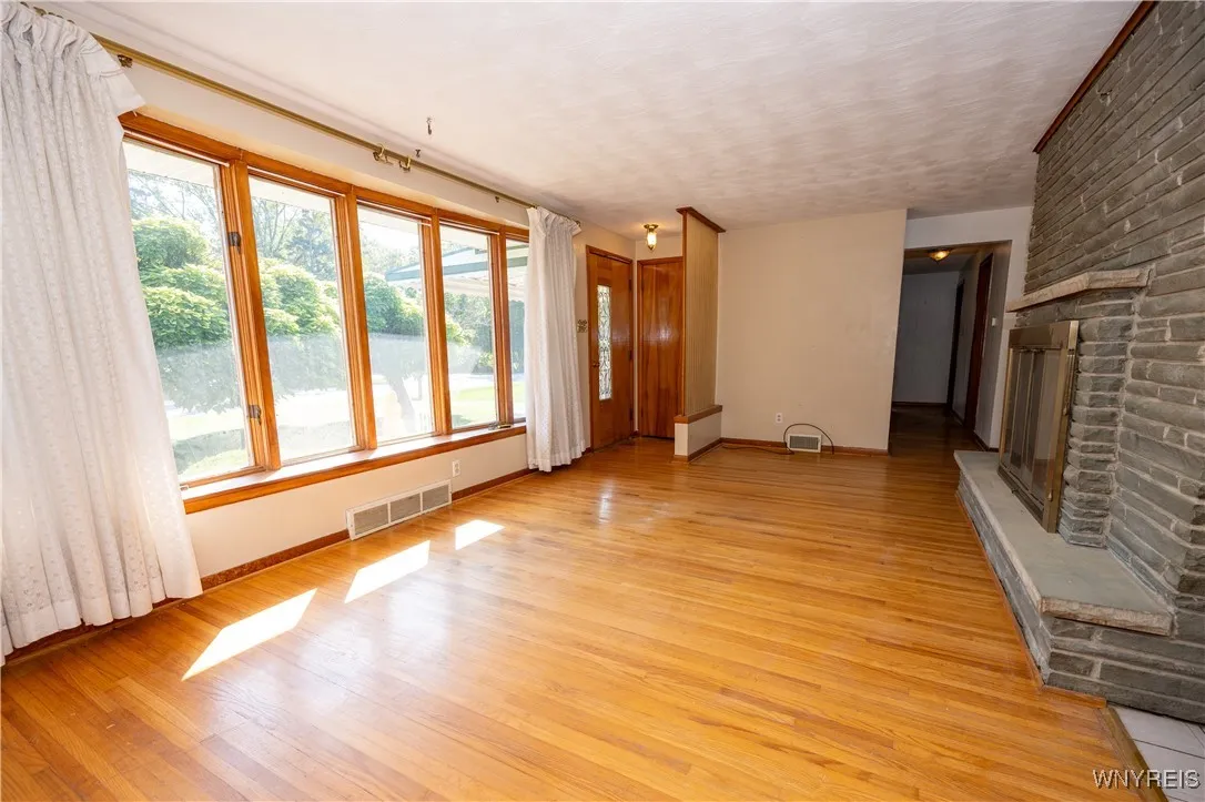 4450 Miller Road, Niagara, New York 14304, Niagara, New York 14304, 3 Bedrooms Bedrooms, 7 Rooms Rooms,1 BathroomBathrooms,Residential,For Sale,4450 Miller Road, Niagara, New York 14304,0,B1637591