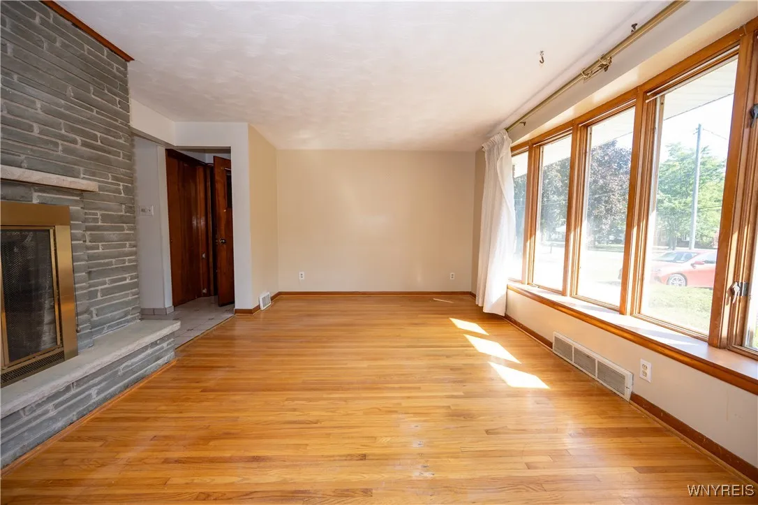 4450 Miller Road, Niagara, New York 14304, Niagara, New York 14304, 3 Bedrooms Bedrooms, 7 Rooms Rooms,1 BathroomBathrooms,Residential,For Sale,4450 Miller Road, Niagara, New York 14304,0,B1637591