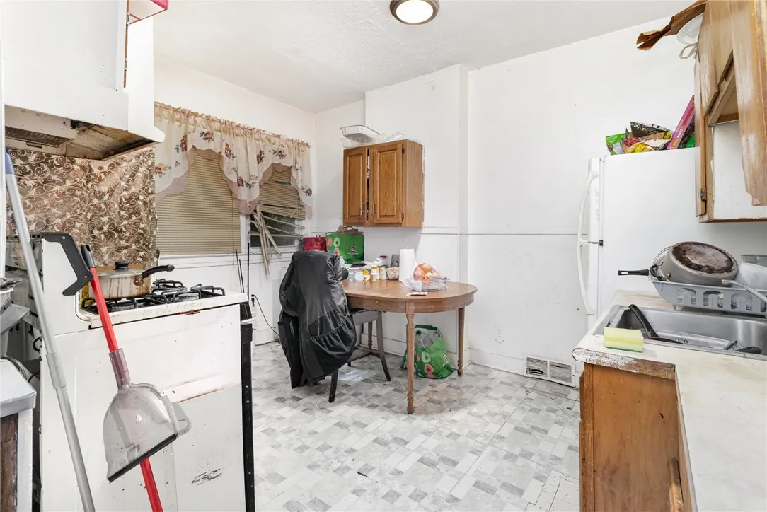 35: Kitchen