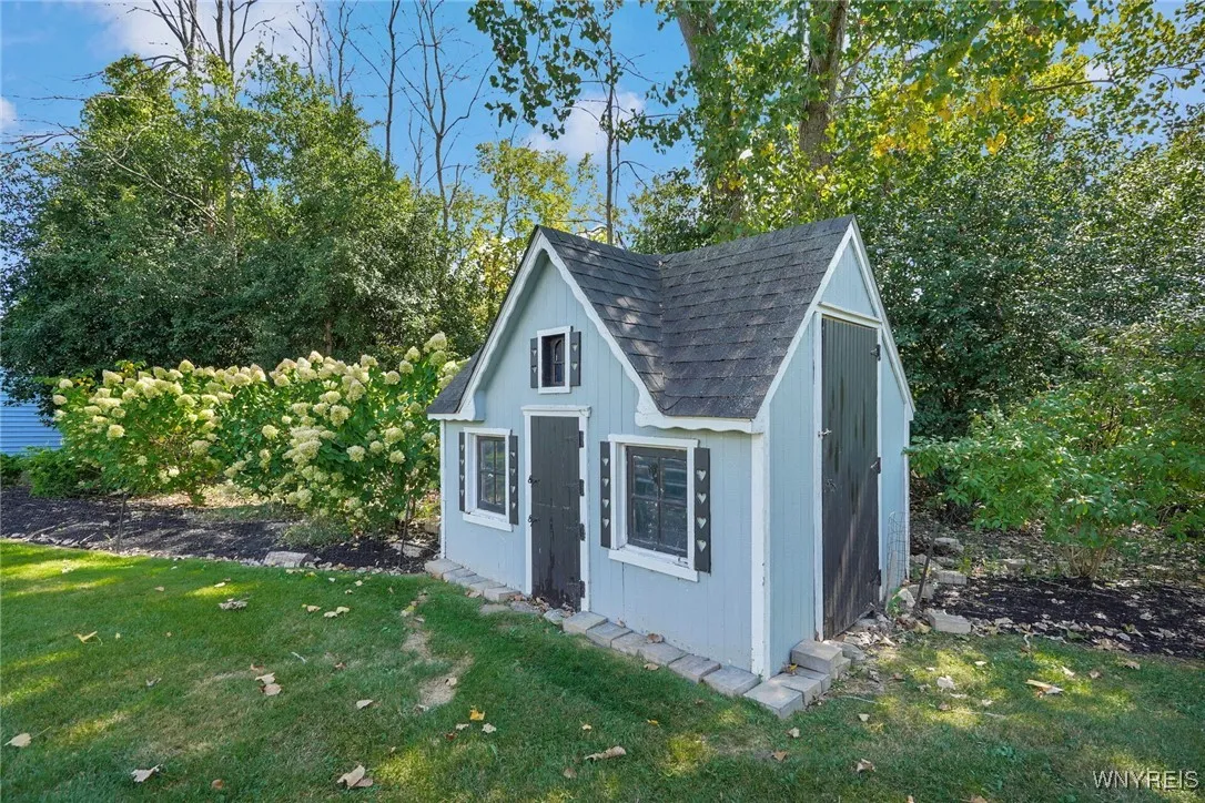 Adorable shed and more green screen