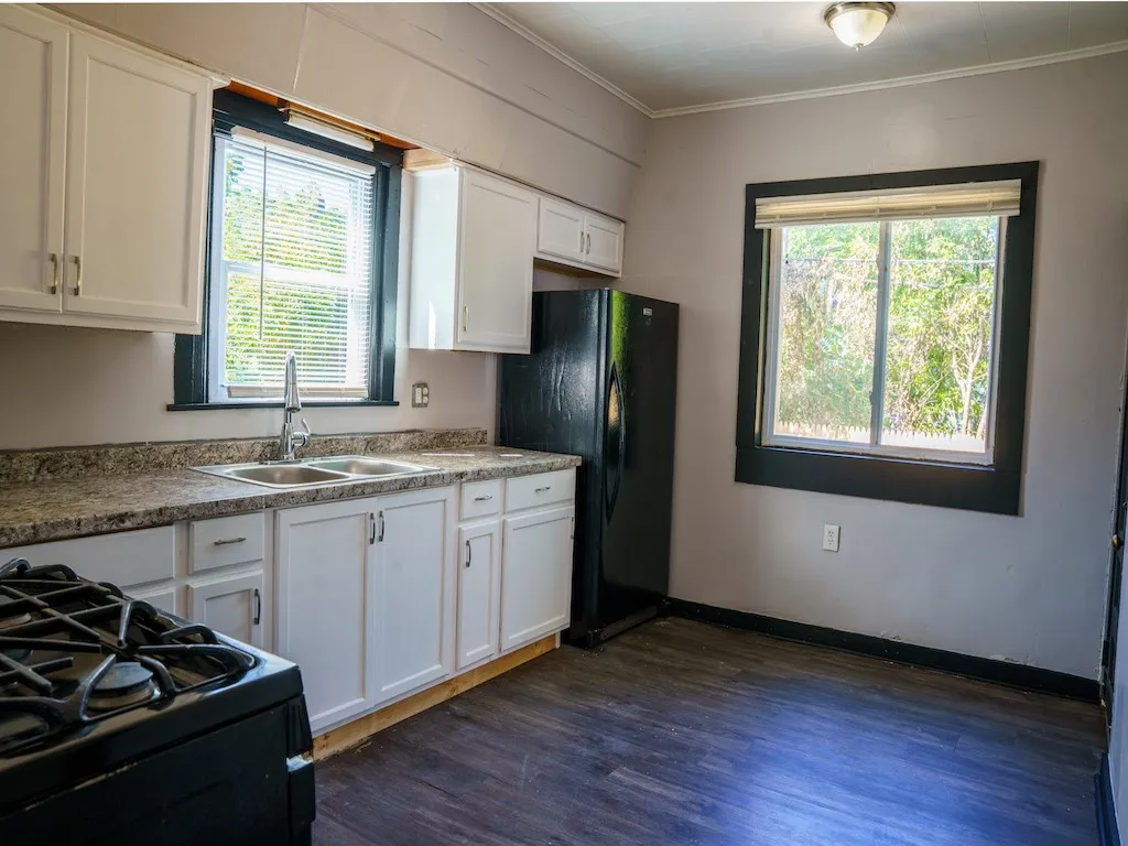 Comes with gas stove/range & refrigerator!