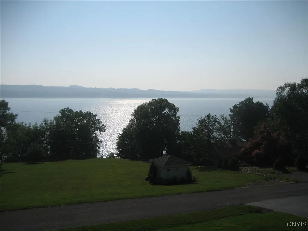 cul-de-sac location at the lake