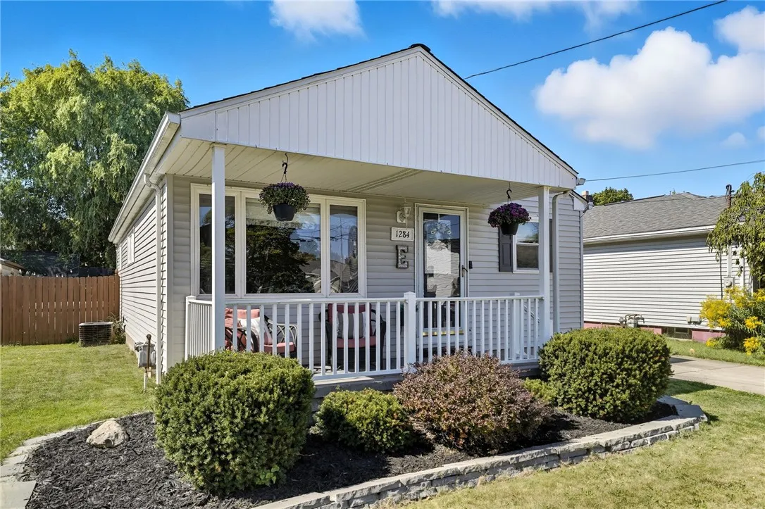 1284 92nd Street, Niagara Falls, New York 14304, Niagara Falls, New York 14304, 3 Bedrooms Bedrooms, 5 Rooms Rooms,2 BathroomsBathrooms,Residential,For Sale,1284 92nd Street, Niagara Falls, New York 14304,0,R1638309