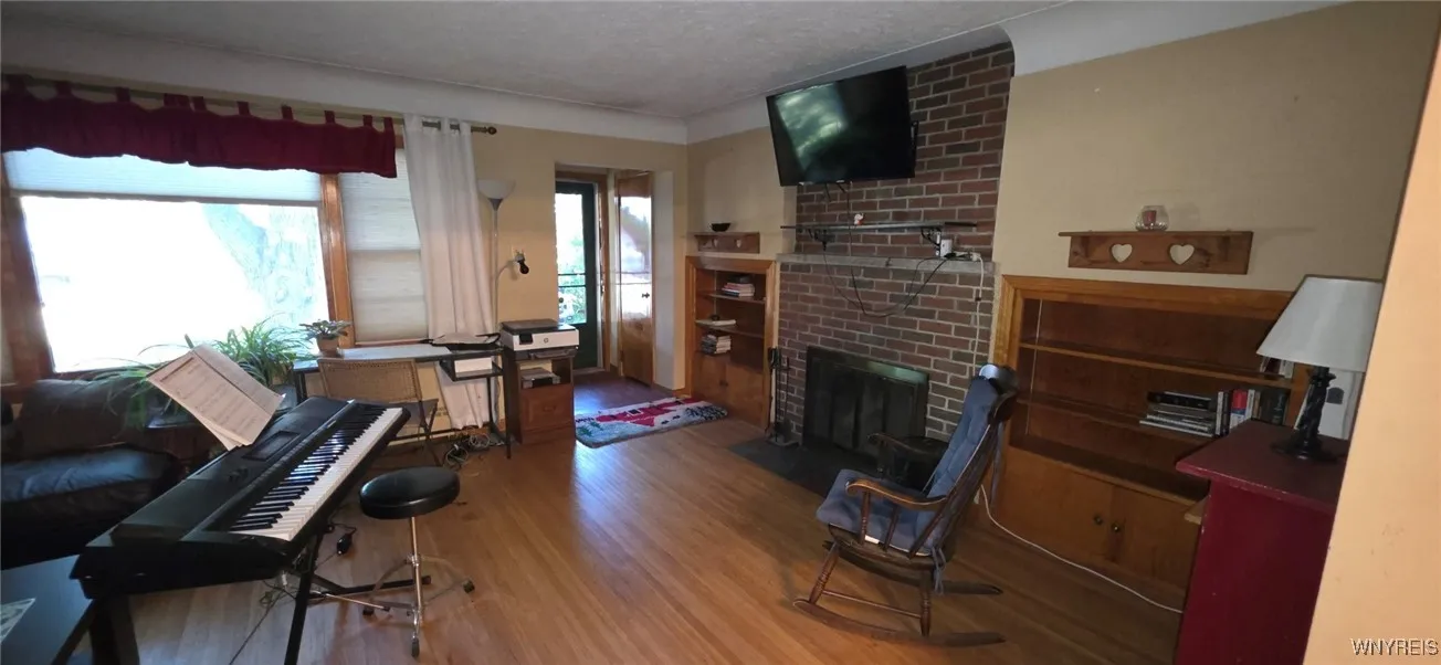 WOOD BURNING FIRE PLACE IN LIVING ROOM