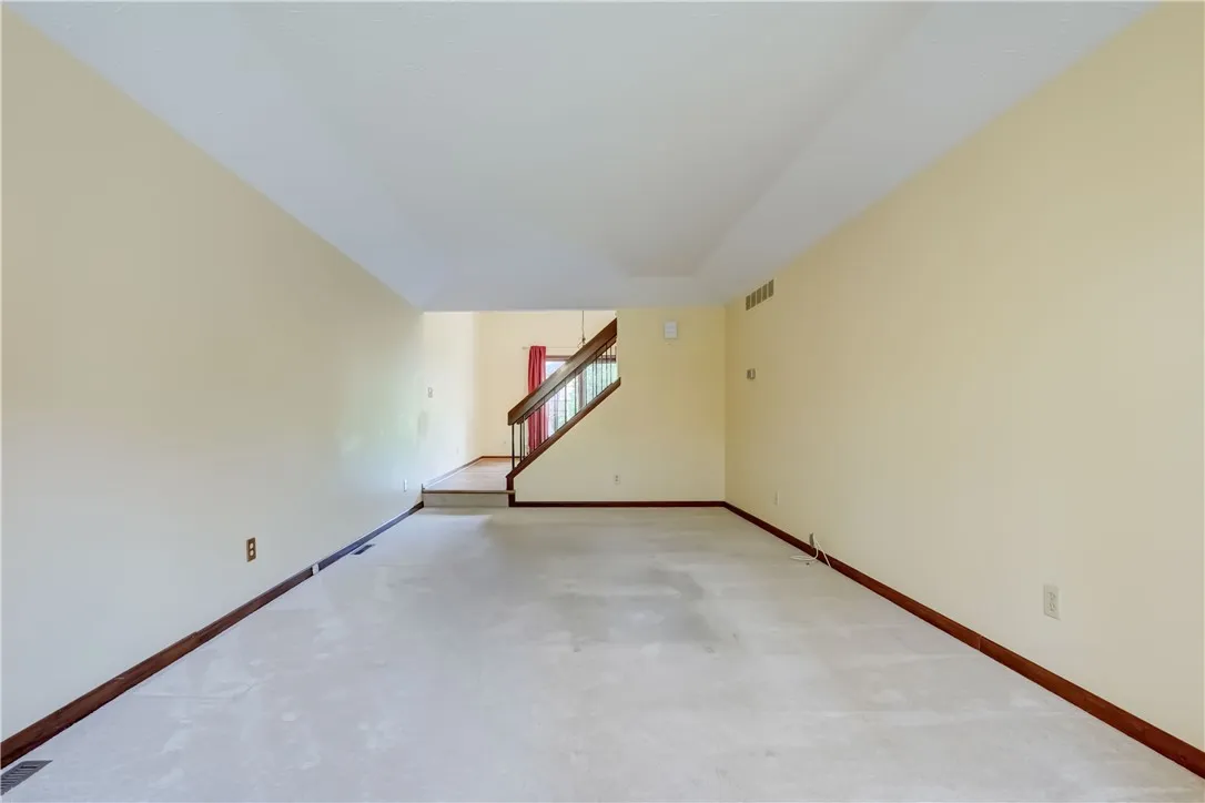 the spacious living room is 20\' x 11½\'