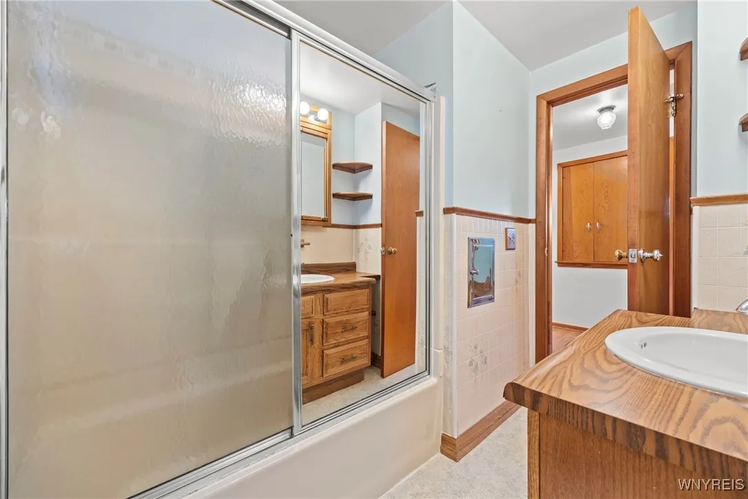 Upstairs Full bath