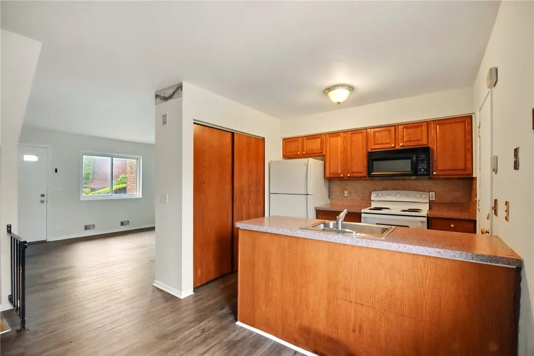 116 Surrey Hill Way, Henrietta, New York 14623, Henrietta, New York 14623, 1 Bedroom Bedrooms, 7 Rooms Rooms,1 BathroomBathrooms,Residential,For Sale,116 Surrey Hill Way, Henrietta, New York 14623,0,R1638184