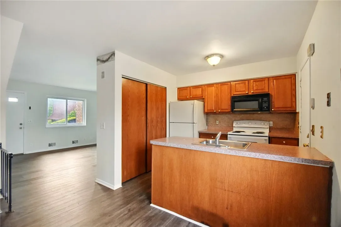 116 Surrey Hill Way, Henrietta, New York 14623, Henrietta, New York 14623, 1 Bedroom Bedrooms, 7 Rooms Rooms,1 BathroomBathrooms,Residential,For Sale,116 Surrey Hill Way, Henrietta, New York 14623,0,R1638184