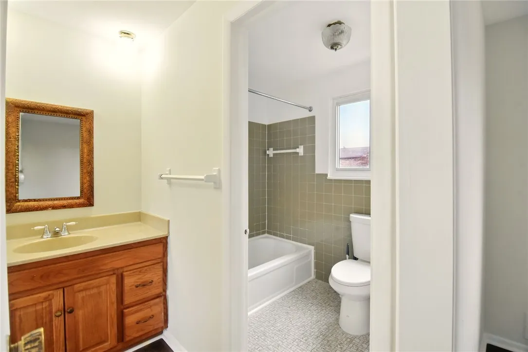116 Surrey Hill Way, Henrietta, New York 14623, Henrietta, New York 14623, 1 Bedroom Bedrooms, 7 Rooms Rooms,1 BathroomBathrooms,Residential,For Sale,116 Surrey Hill Way, Henrietta, New York 14623,0,R1638184