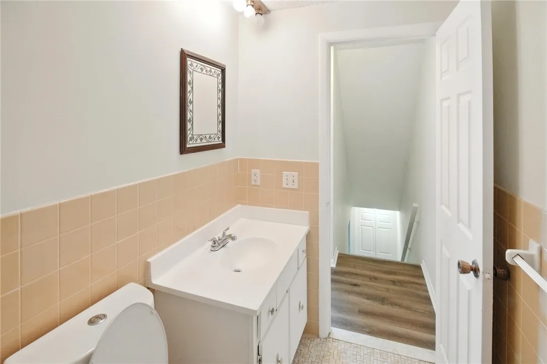96 Surrey Hill, Henrietta, New York 14623, Henrietta, New York 14623, 2 Bedrooms Bedrooms, 7 Rooms Rooms,1 BathroomBathrooms,Residential,For Sale,96 Surrey Hill, Henrietta, New York 14623,0,R1638786