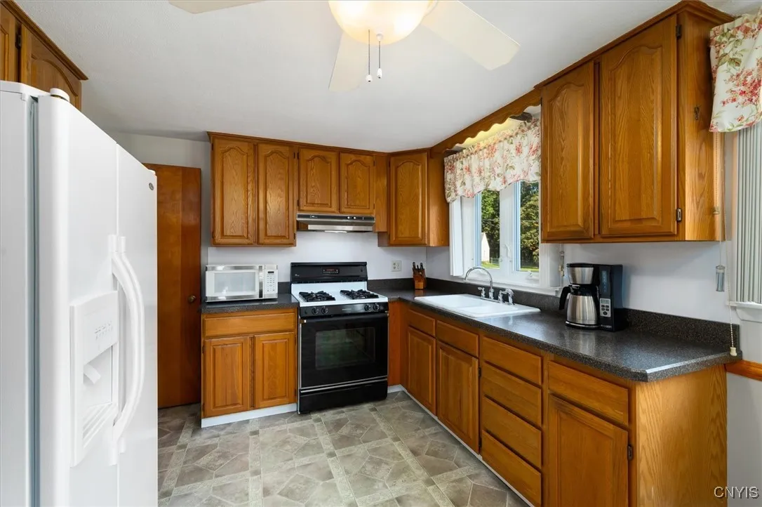 16 Bellewood Circle, Cicero, New York 13212, Cicero, New York 13212, 4 Bedrooms Bedrooms, 7 Rooms Rooms,1 BathroomBathrooms,Residential,For Sale,16 Bellewood Circle, Cicero, New York 13212,0,S1636818