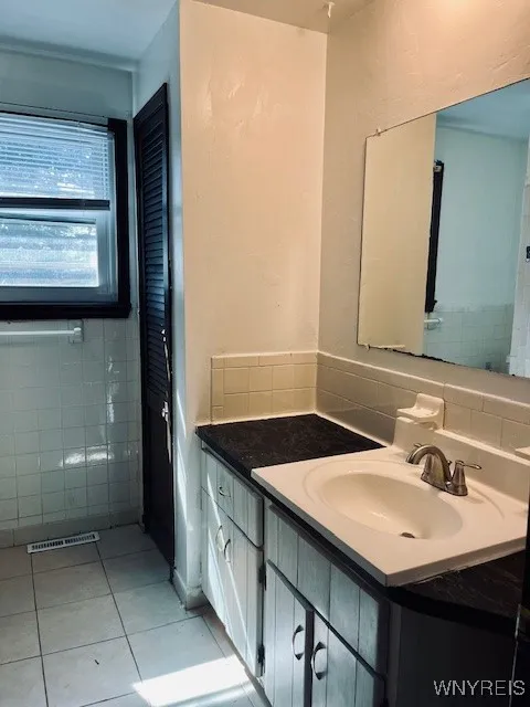 199 Fairgreen Drive Right, Amherst, New York 14228, Amherst, New York 14228, 3 Bedrooms Bedrooms, 5 Rooms Rooms,1 BathroomBathrooms,Residential Lease,For Rent,199 Fairgreen Drive Right, Amherst, New York 14228,0,B1638844