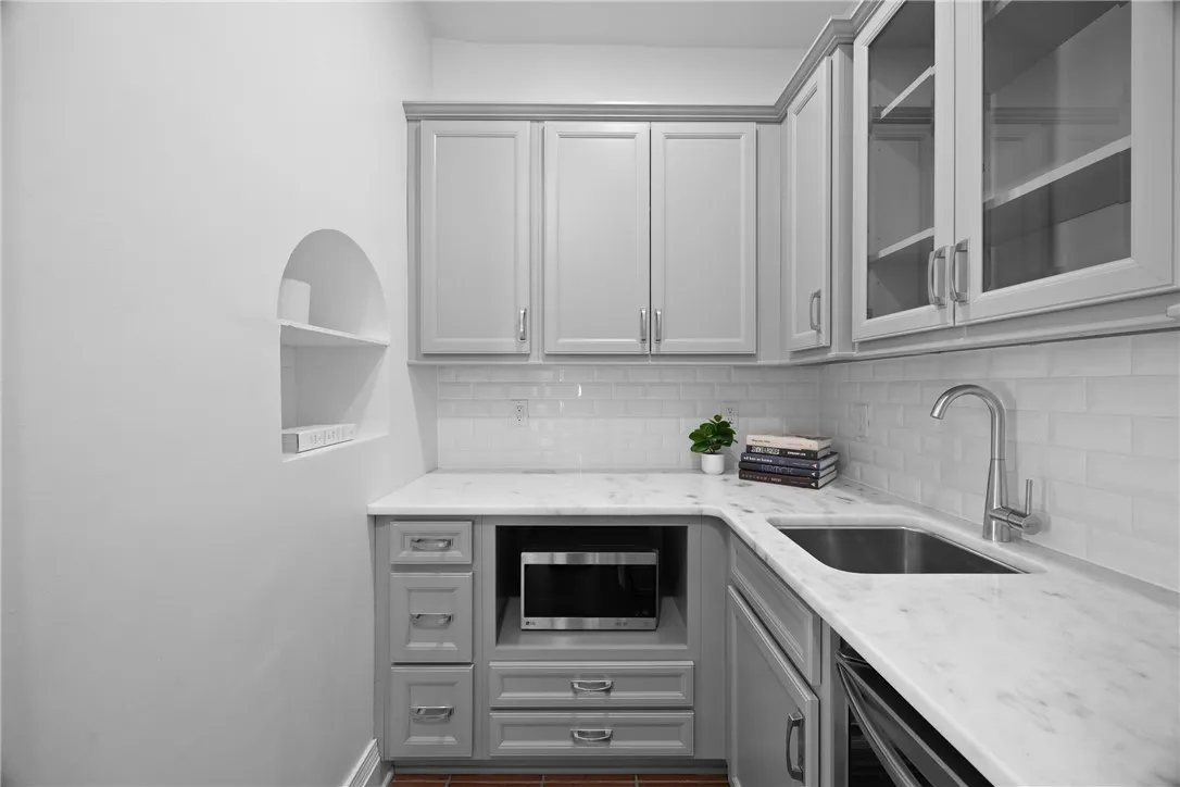 320 Barrington Street, Rochester, New York 14607, Rochester, New York 14607, 4 Bedrooms Bedrooms, 12 Rooms Rooms,3 BathroomsBathrooms,Residential,For Sale,320 Barrington Street, Rochester, New York 14607,0,R1638870