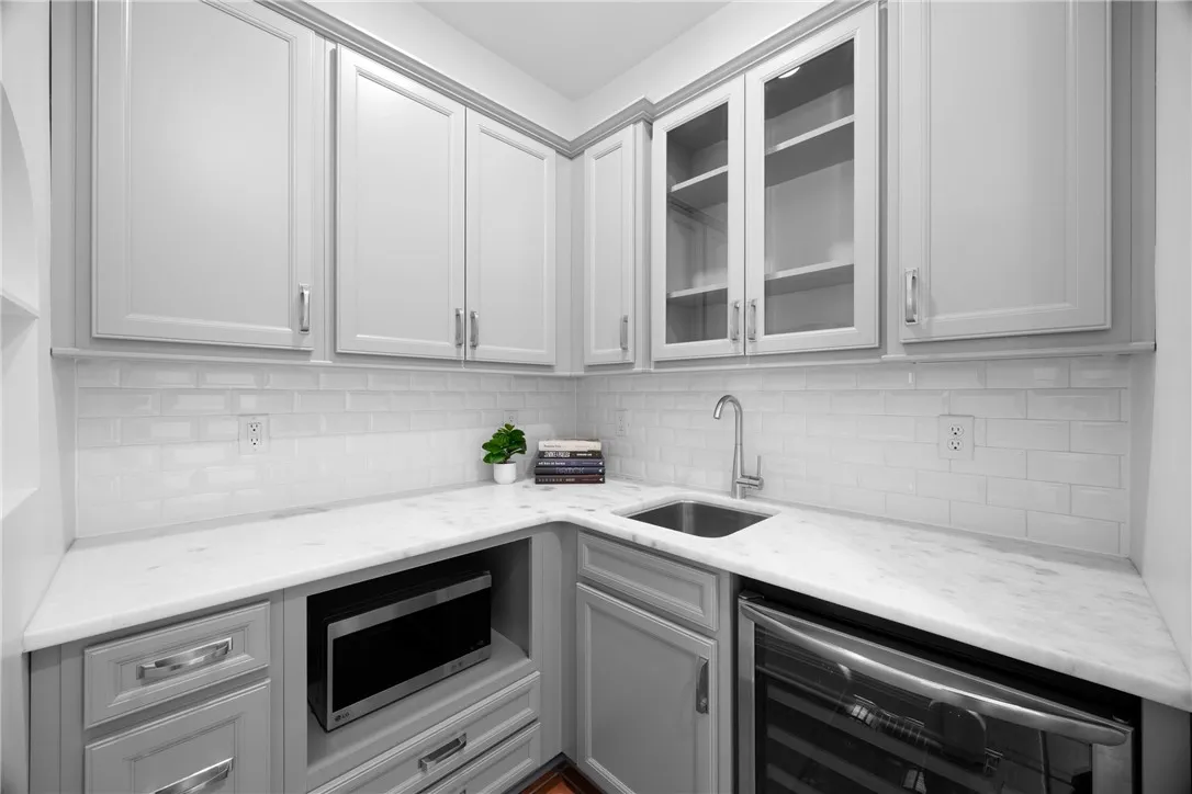 320 Barrington Street, Rochester, New York 14607, Rochester, New York 14607, 4 Bedrooms Bedrooms, 12 Rooms Rooms,3 BathroomsBathrooms,Residential,For Sale,320 Barrington Street, Rochester, New York 14607,0,R1638870