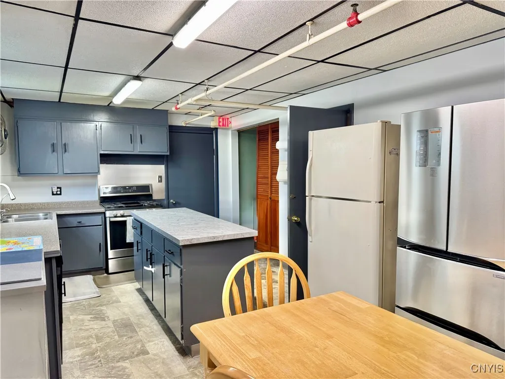 Eat-in kitchen