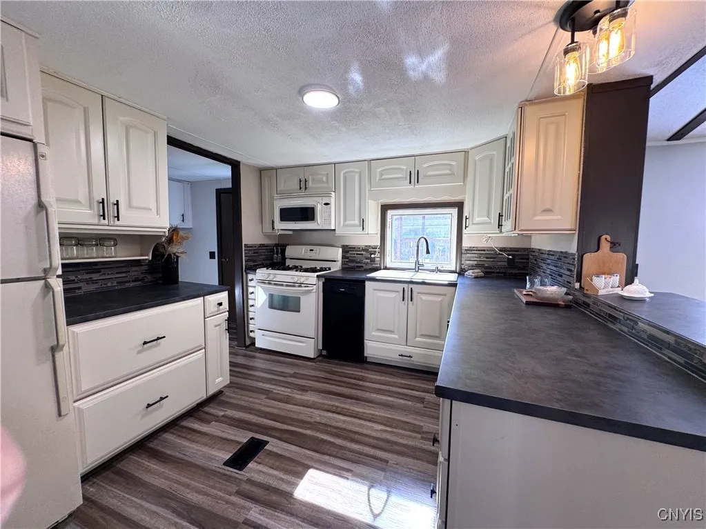 13 Northwood Circle, New Hartford, New York 13413, New Hartford, New York 13413, 3 Bedrooms Bedrooms, 7 Rooms Rooms,2 BathroomsBathrooms,Residential,For Sale,13 Northwood Circle, New Hartford, New York 13413,0,S1638559