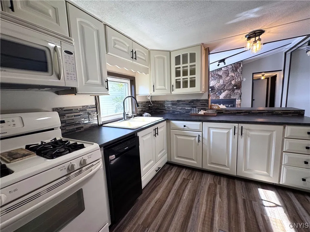 13 Northwood Circle, New Hartford, New York 13413, New Hartford, New York 13413, 3 Bedrooms Bedrooms, 7 Rooms Rooms,2 BathroomsBathrooms,Residential,For Sale,13 Northwood Circle, New Hartford, New York 13413,0,S1638559