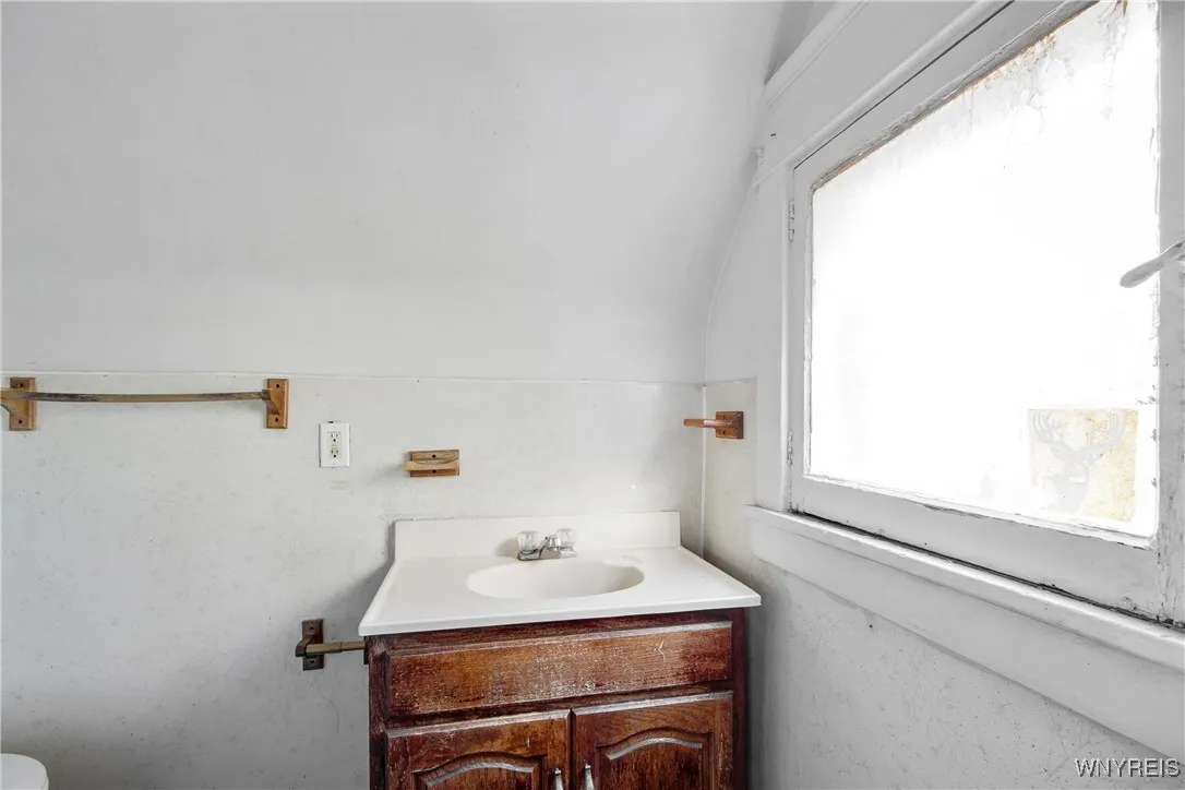129 Roma Avenue, Buffalo, New York 14215, Buffalo, New York 14215, 4 Bedrooms Bedrooms, ,2 BathroomsBathrooms,Residential,For Sale,129 Roma Avenue, Buffalo, New York 14215,0,B1635611