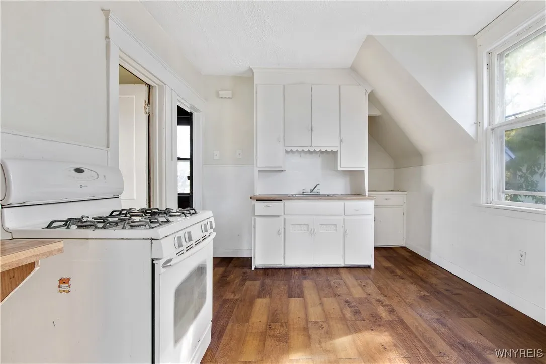 129 Roma Avenue, Buffalo, New York 14215, Buffalo, New York 14215, 4 Bedrooms Bedrooms, ,2 BathroomsBathrooms,Residential,For Sale,129 Roma Avenue, Buffalo, New York 14215,0,B1635611