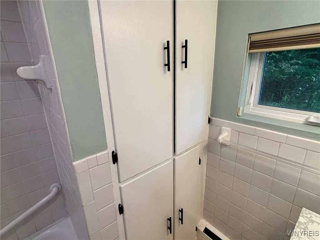 706 Hilliker Court, Aurora, New York 14052, Aurora, New York 14052, 1 Bedroom Bedrooms, 5 Rooms Rooms,1 BathroomBathrooms,Residential Lease,For Rent,706 Hilliker Court, Aurora, New York 14052,0,B1634021