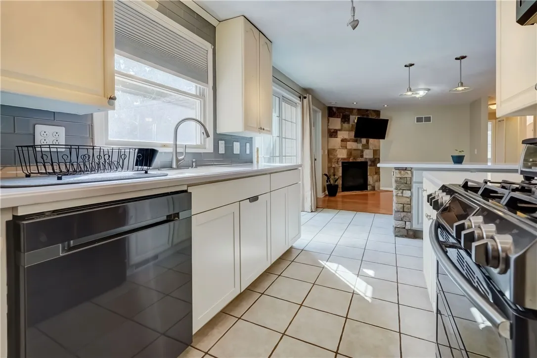 27 Country Gables Circle, Gates, New York 14606, Gates, New York 14606, 3 Bedrooms Bedrooms, 6 Rooms Rooms,2 BathroomsBathrooms,Residential,For Sale,27 Country Gables Circle, Gates, New York 14606,0,R1638066