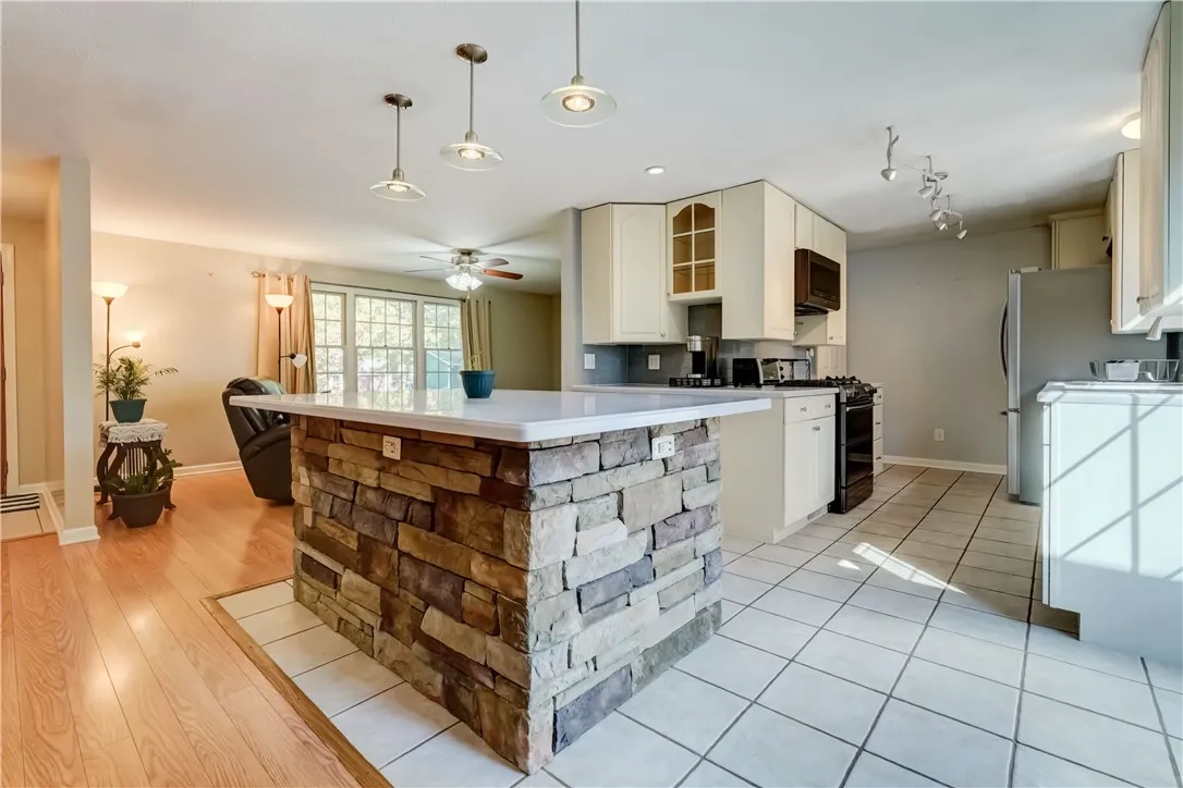 27 Country Gables Circle, Gates, New York 14606, Gates, New York 14606, 3 Bedrooms Bedrooms, 6 Rooms Rooms,2 BathroomsBathrooms,Residential,For Sale,27 Country Gables Circle, Gates, New York 14606,0,R1638066
