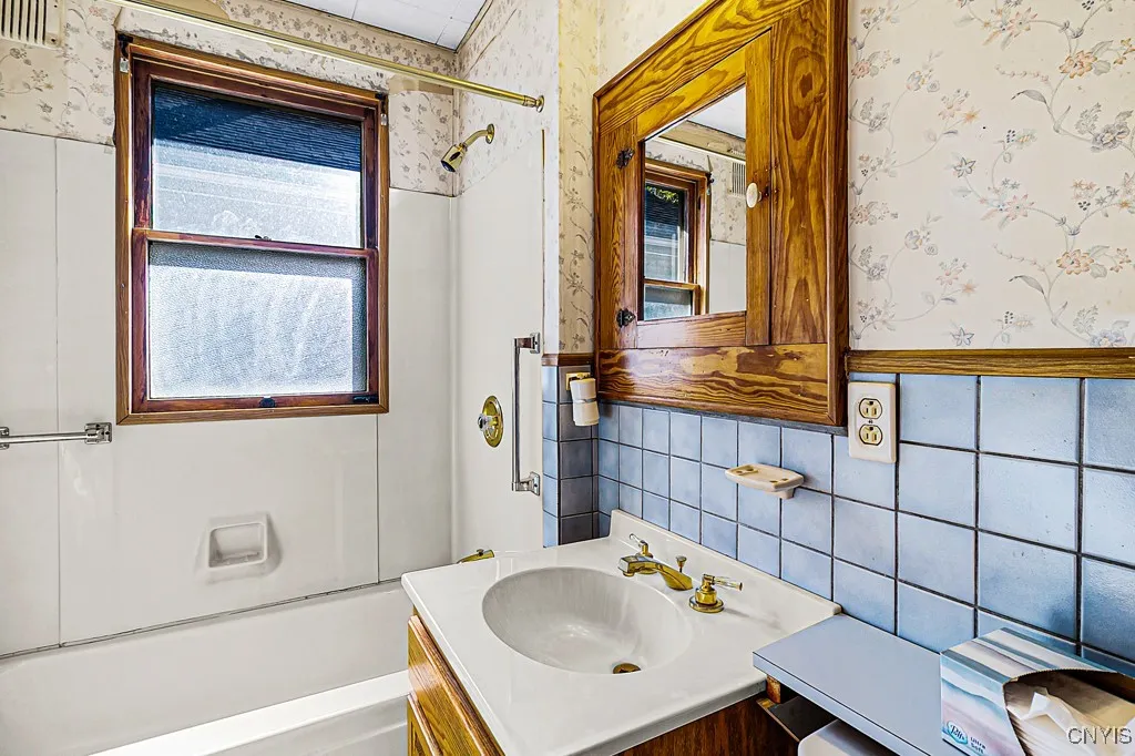 1407 Downer Avenue, Utica, New York 13502, Utica, New York 13502, 4 Bedrooms Bedrooms, 7 Rooms Rooms,1 BathroomBathrooms,Residential,For Sale,1407 Downer Avenue, Utica, New York 13502,0,S1638089